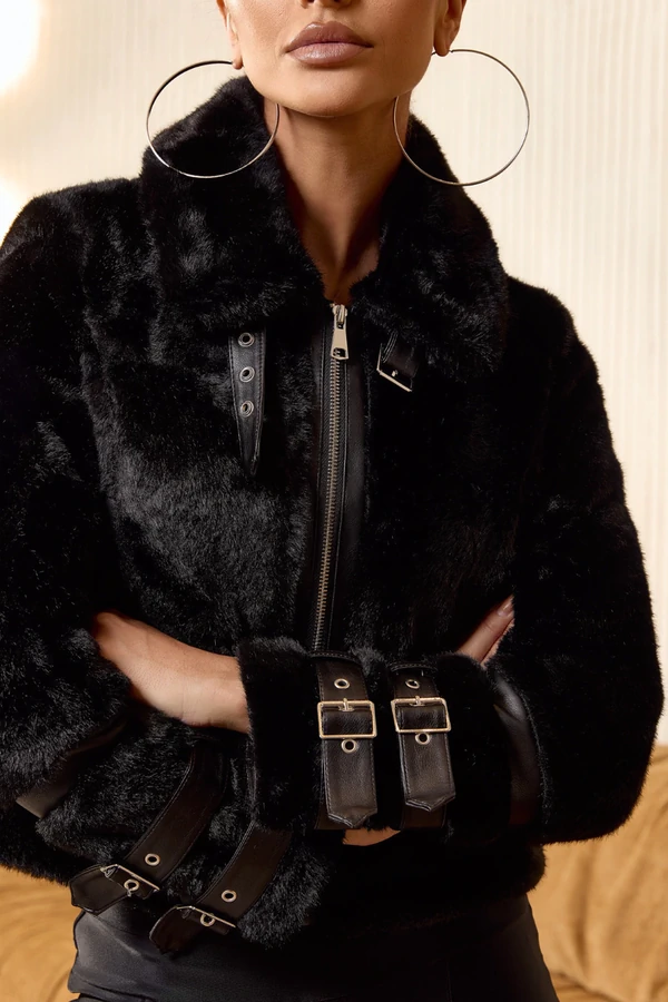 Casaco Pelúcia Detalhe PU Preto