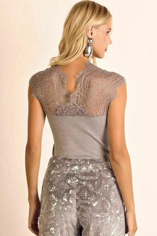 Blusa Renda Vazada Cinza