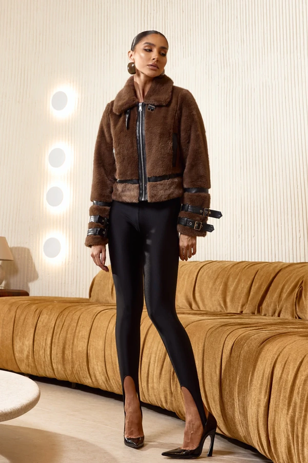 Casaco Pelúcia Detalhe PU Marrom