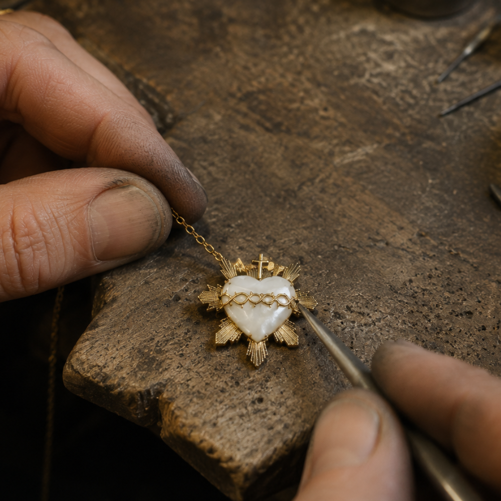 Cada joia é confeccionada à mão em ouro 18k, valorizando tradição e excelência artesanal.