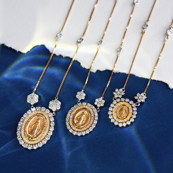 Disponível em quatro tamanhos diferentes, a medalha se adapta a cada estilo e personalidade