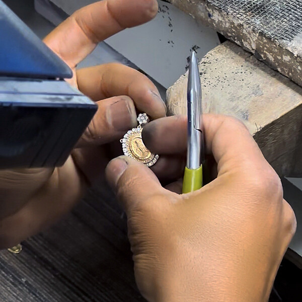 Cada medalha é produzida artesanalmente em ouro 18k, com acabamento cuidadoso e atenção aos detalhes