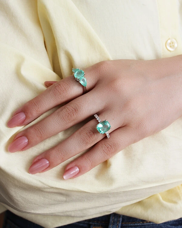 Anel Esmeralda e Diamante | Ouro Branco 18k