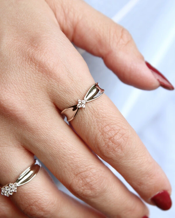 Anel Aro Curvado Quatro Topázios Branco | Ouro Branco 18k