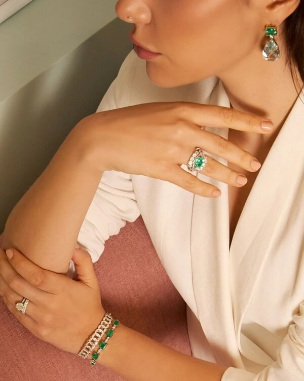Anel Esmeralda e Diamante | Ouro Branco 18k