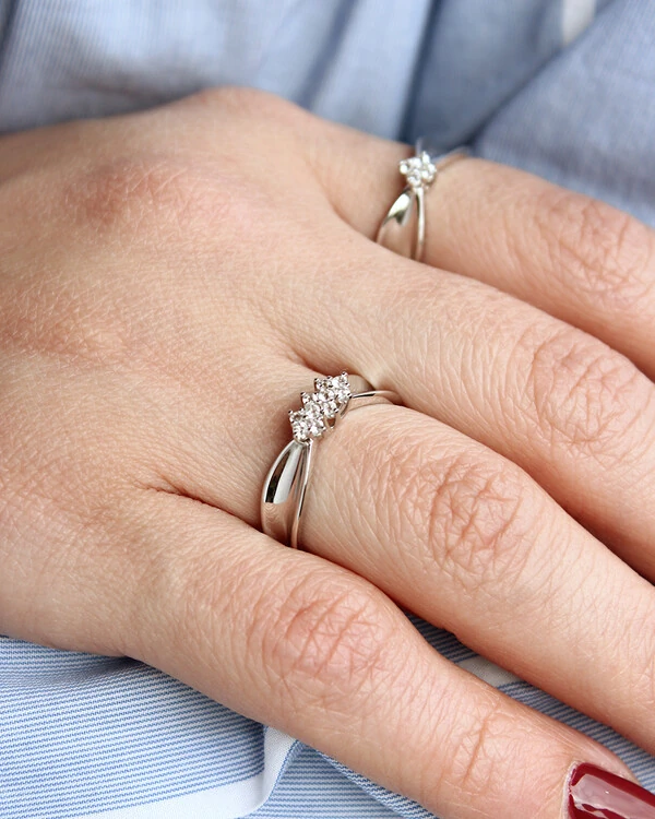 Anel Aro Curvado Topázio Branco | Ouro Branco 18k