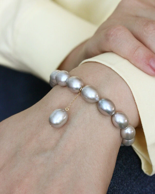 Pulseira Pérola Cinza Pingente | Ouro Amarelo 18K