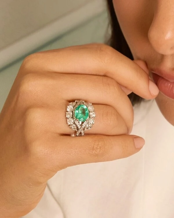 Anel Esmeralda e Diamante | Ouro Branco 18k