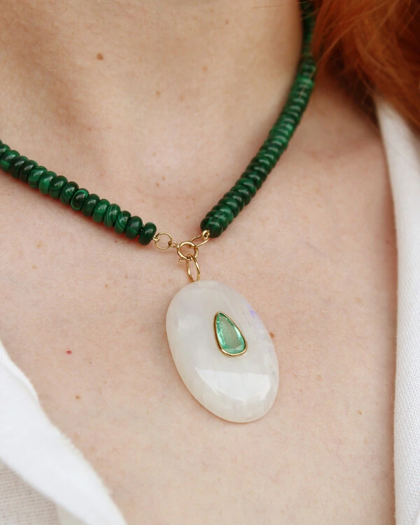 Pingente Pedra Lua com Esmeralda Colombiana | Ouro Amarelo 18K