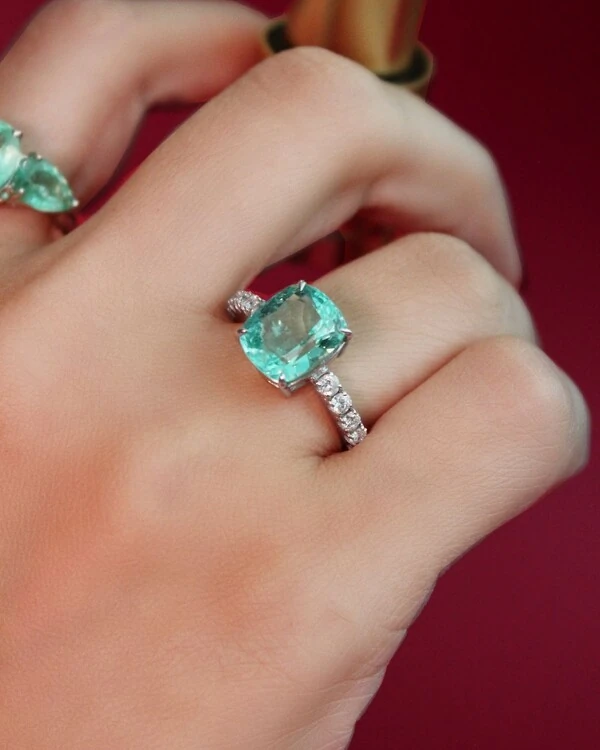 Anel Esmeralda e Diamante | Ouro Branco 18k