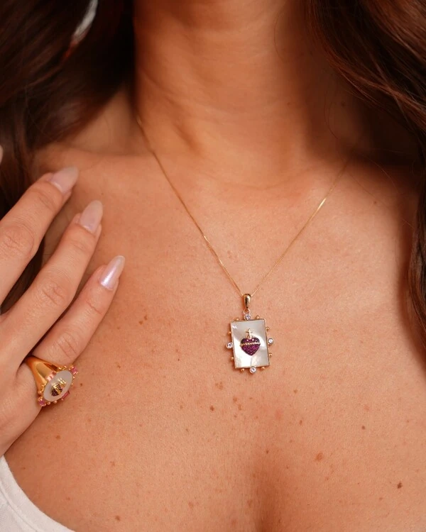 Pingente Sagrado Coração Madrepérola Rubi e Safira | Ouro Amarelo 18K