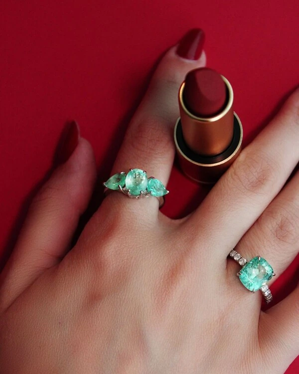 Anel Esmeralda e Diamante | Ouro Branco 18k