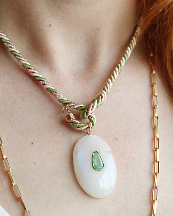 Pingente Pedra Lua com Esmeralda Colombiana | Ouro Amarelo 18K