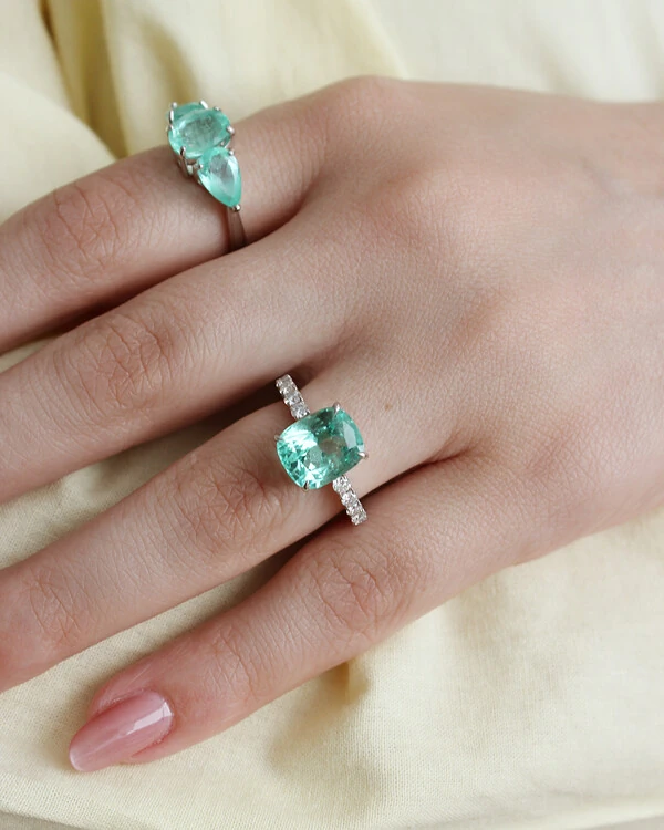 Anel Esmeralda e Diamante | Ouro Branco 18k