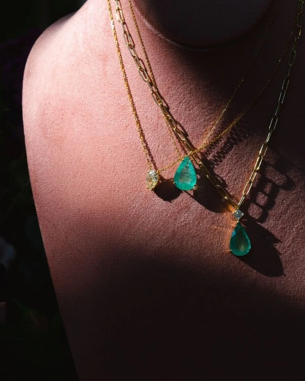 Colar Elos Gota Esmeralda e Diamante | Ouro Amarelo 18K