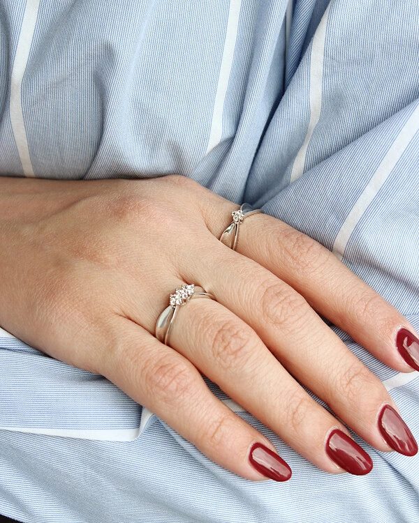 Anel Aro Curvado Quatro Topázios Branco | Ouro Branco 18k