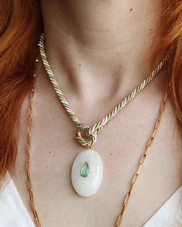 Pingente Pedra Lua com Esmeralda Colombiana | Ouro Amarelo 18K