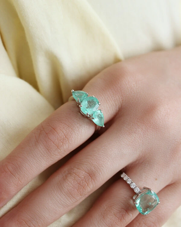 Anel Três Esmeraldas | Ouro Branco 18k