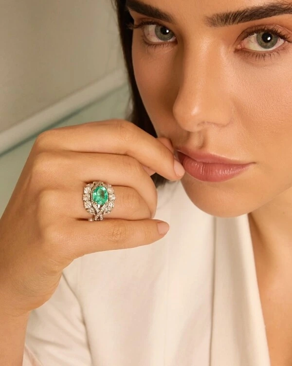 Anel Esmeralda e Diamante | Ouro Branco 18k