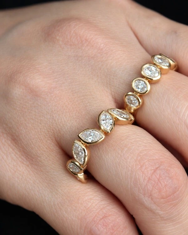 Meia Aliança Oval de Diamantes | Ouro Amarelo 18k