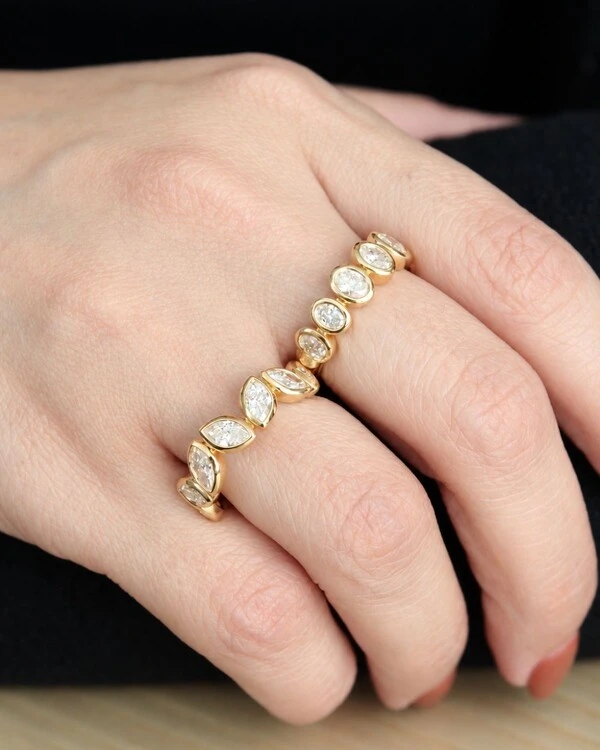 Meia Aliança Oval de Diamantes | Ouro Amarelo 18k