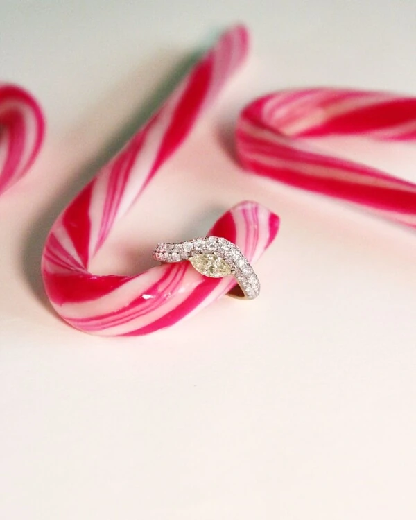 Anel Curvo Diamante Pavê | Ouro Amarelo 18k