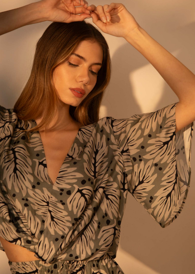 FotoBlusa Folhagem Decote V Torção - Sly Wear