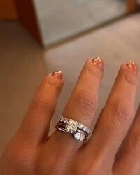 Aliança inteira maciça com pedras