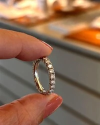 Aliança inteira maciça com pedras