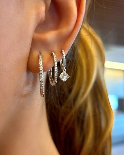 FotoArgolinha cravejada com ponto de luz pendurado