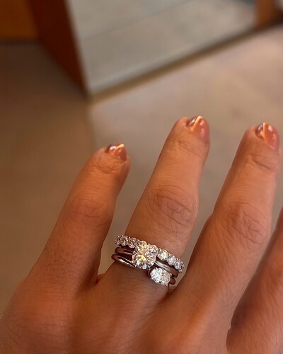 Foto Aliança inteira maciça com pedras