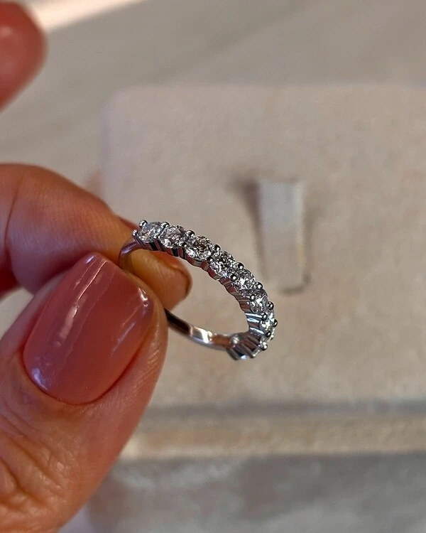 Meia aliança 8 pedras 4mm