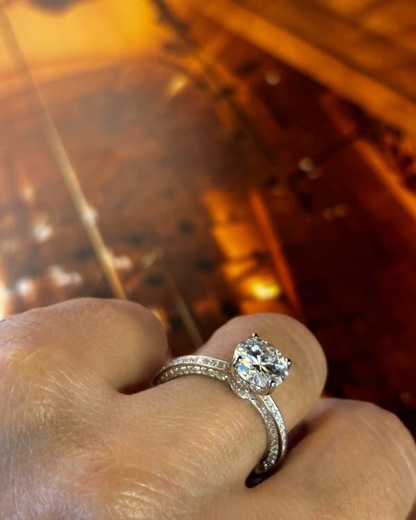 Anel solitário 8mm aro cravejado