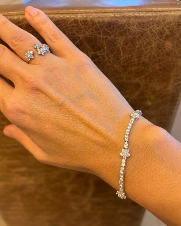 Pulseira riviera com florzinhas