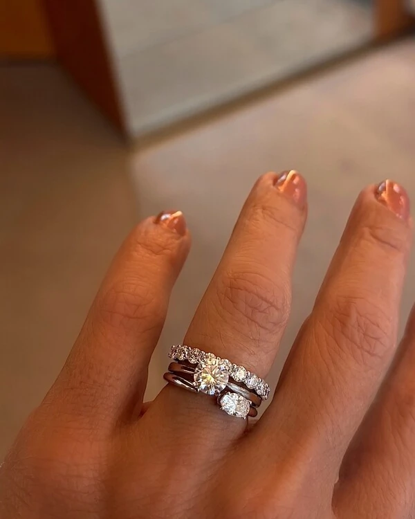 Aliança inteira maciça com pedras