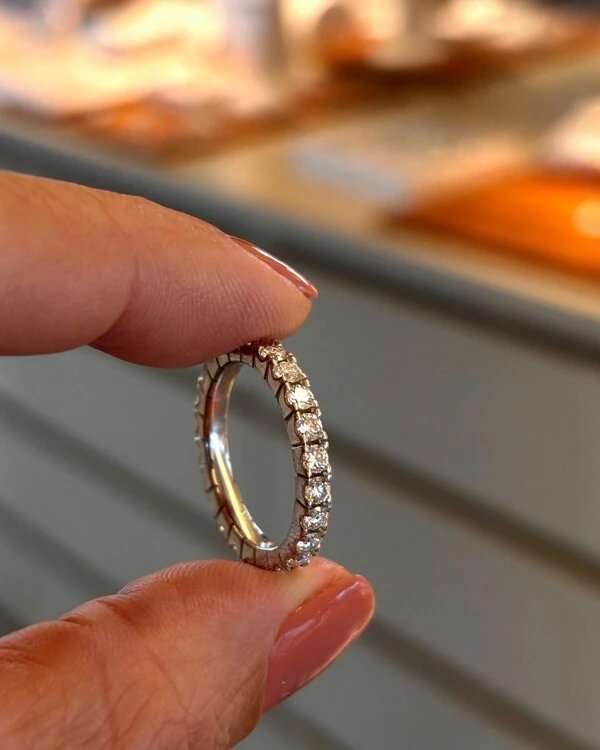 Aliança inteira maciça com pedras