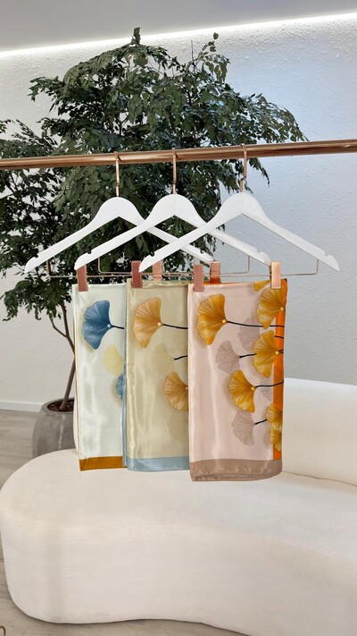 Foto Lenço de Cetim Inês