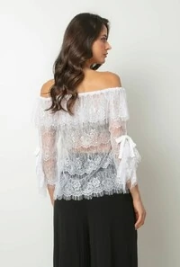 Blusa Ombro a Ombro em Renda