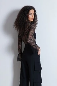 Blusa em Renda com Gola Alta e Transparência