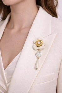 Broche Flor e Pérolas em Banho Ouro