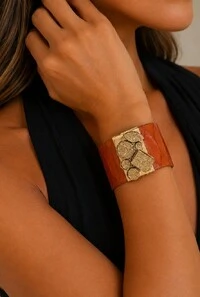 Bracelete Couro Exótico e Drusa em Banho Ouro