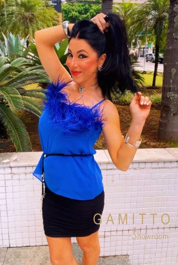 Regata em Seda Com Plumas