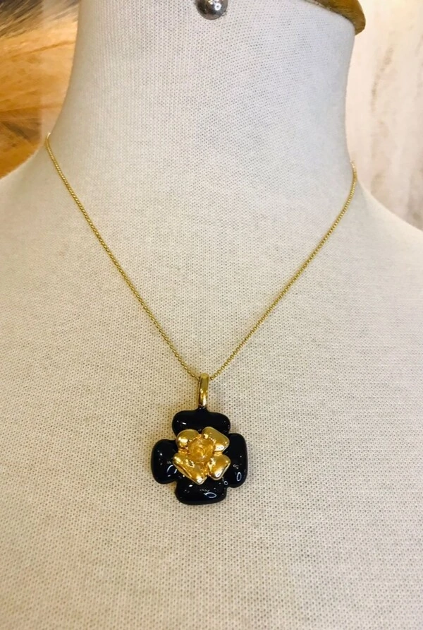 Colar Flor em Banho Ouro