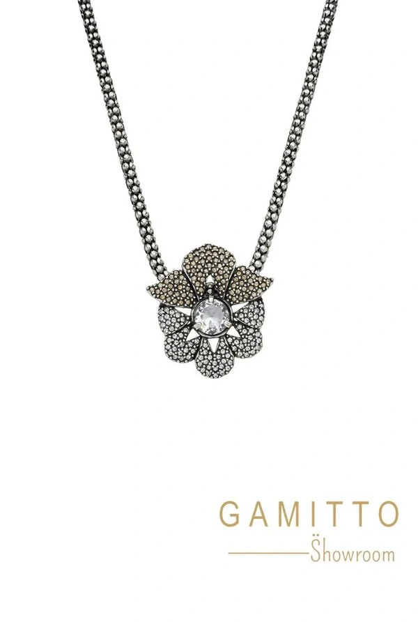 Colar Cristais em Banho Prata Vintage