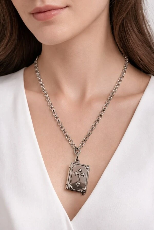 Colar Relicário em Banho Prata