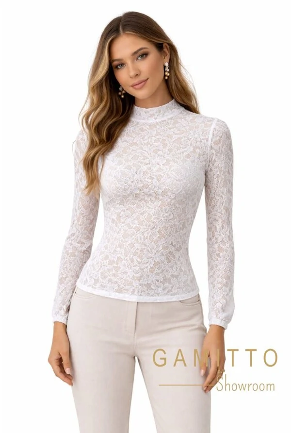 Blusa em Renda Gola Alta