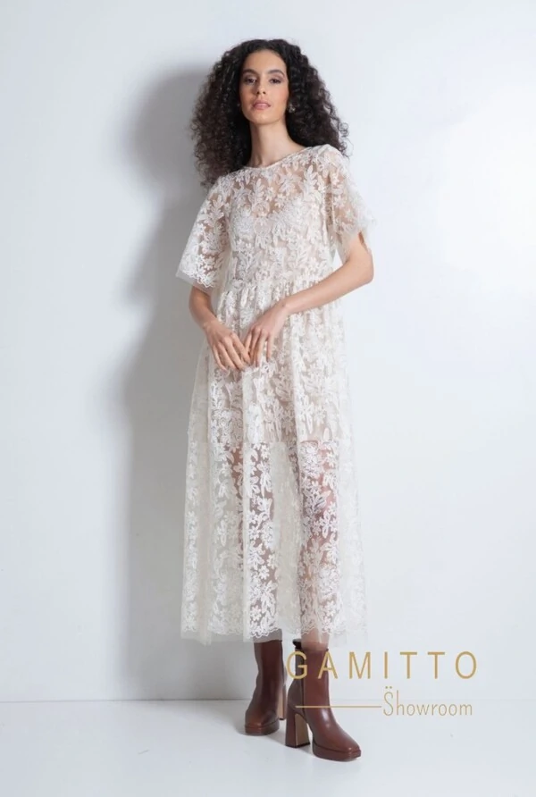 Vestido Midi em Tule Bordado com Mangas