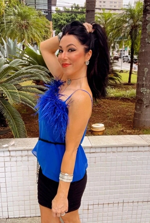 Regata em Seda Com Plumas