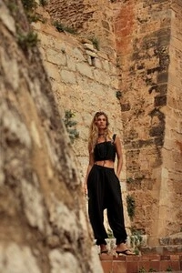 Cropped Hera Black