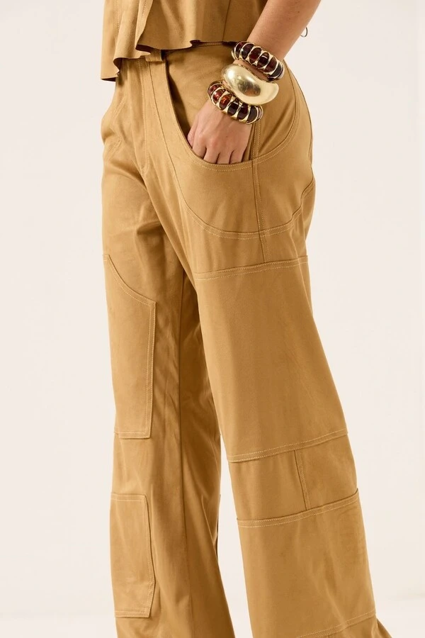 Calça Bolsos Camurça